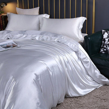 Luxuriöse weiße Seidenbettwäsche-Set, glänzend, elegant, Schlafzimmer-Dekor, Komfort.