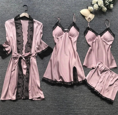 Rosa Satin-Nachtwäsche-Set mit Spitze, bestehend aus Morgenmantel, Nachthemd und Shorts.