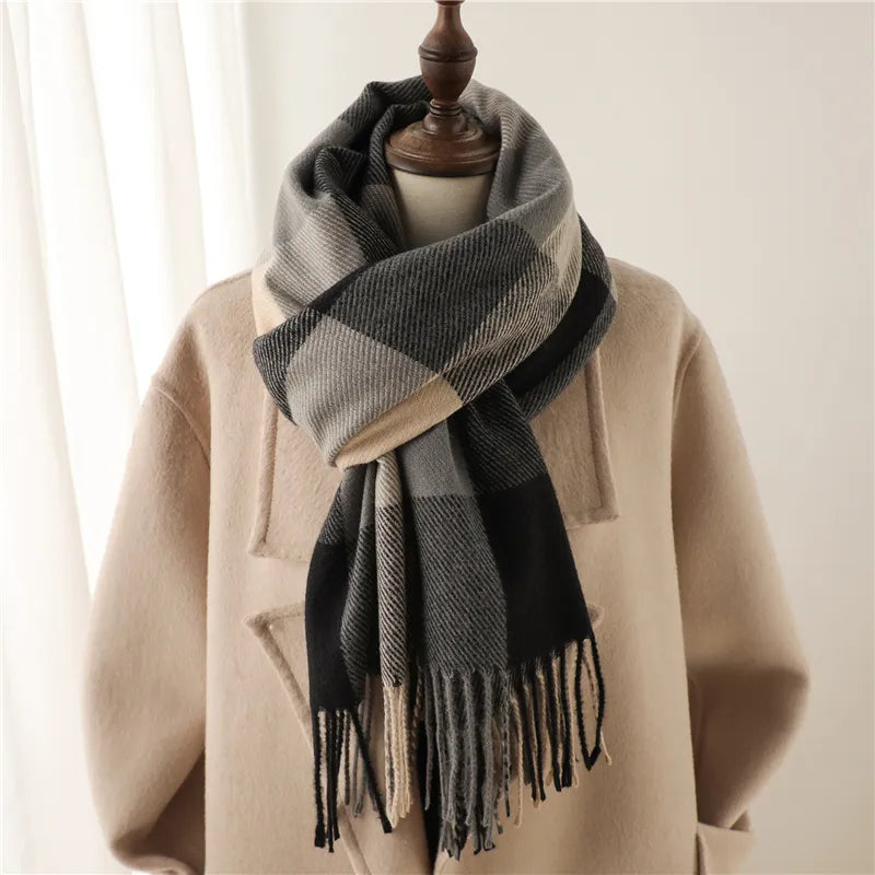 Beige Mantel mit kariertem Schal, Wintermode, Damenbekleidung, warm, elegant, Accessoire.