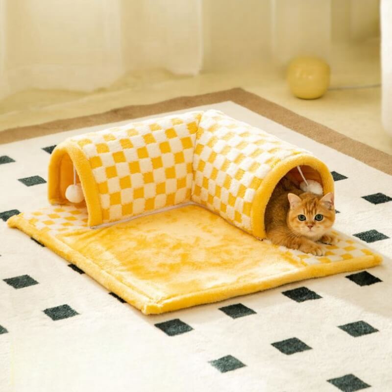 Gelber karierten Katzentunnel und Katzenbett aus Plüsch auf Teppich, gemütlich und multifunktional.