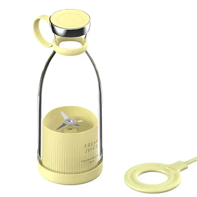 Tragbarer gelber Mixer mit Glasbehälter und abnehmbarem Deckel, ideal für frische Säfte.