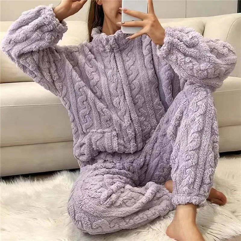 Frau in lila Strick-Fleece-Pyjama-Set, gemütlich, modisch, Winterkleidung, Wohnzimmer.