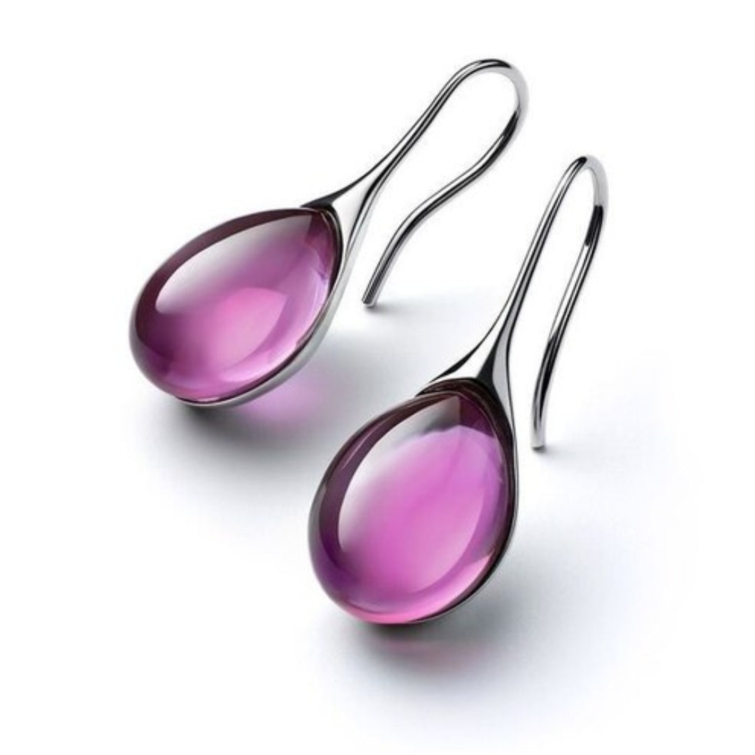 Silberne Ohrringe mit lila Tropfenanhänger, eleganter Schmuck, modisches Accessoire.