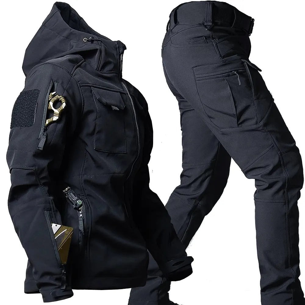 Schwarze taktische Outdoor-Jacke und Hose, wasserabweisend, mit Taschen und Reißverschlüssen.