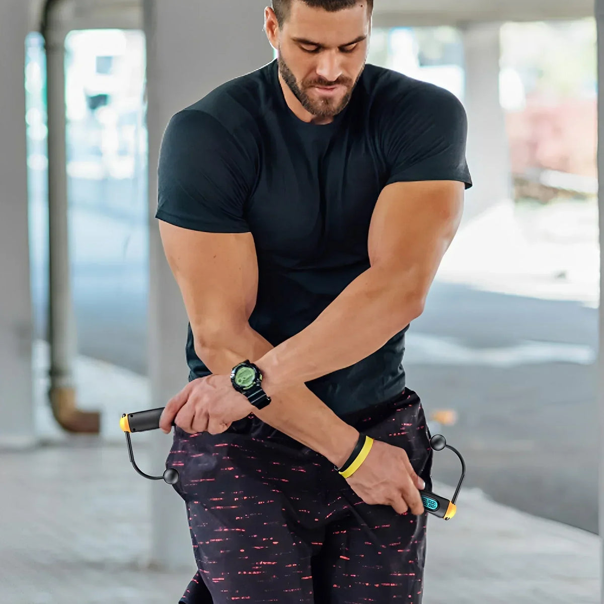 Mann mit schwarzem T-Shirt springt Seil, Fitness, Sport, Training, Outdoor-Übung, Armbanduhr.