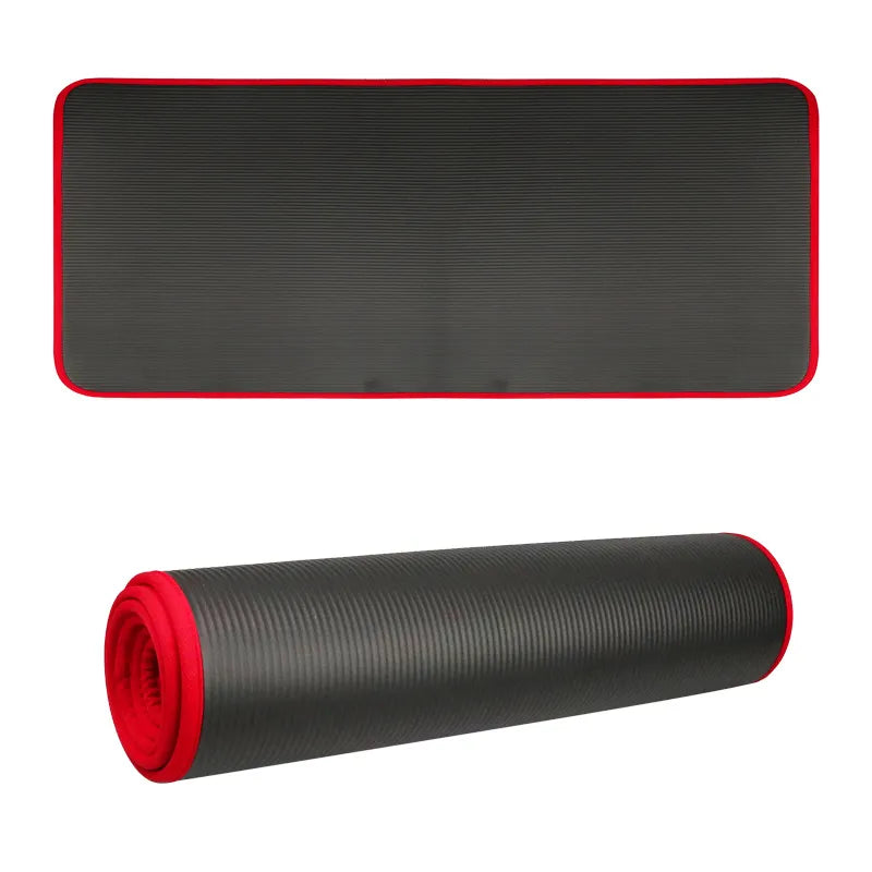 Schwarze Yogamatte mit rotem Rand, rutschfest, ideal für Fitness und Pilates.