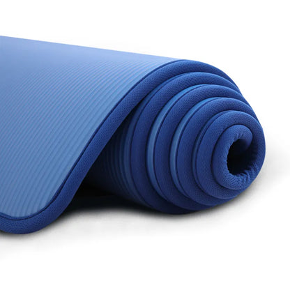 Blaue Yogamatte aus rutschfestem Material, ideal für Fitness und Pilates.