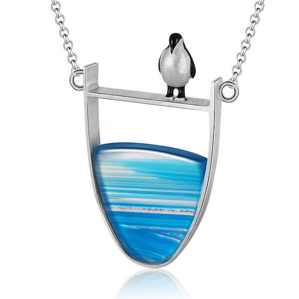 Silberkette mit Pinguin-Anhänger und blauem Achatstein, eleganter Schmuck für Damen.