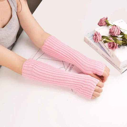 Rosa gestrickte Armstulpen, Damenmode, warm, stilvoll, Herbst-Winter-Accessoire.