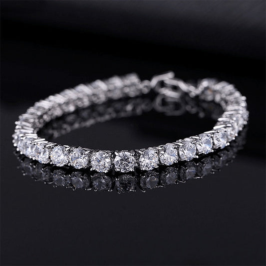 Silbernes Tennisarmband mit klaren Zirkonia-Steinen, eleganter Schmuck für Damen.