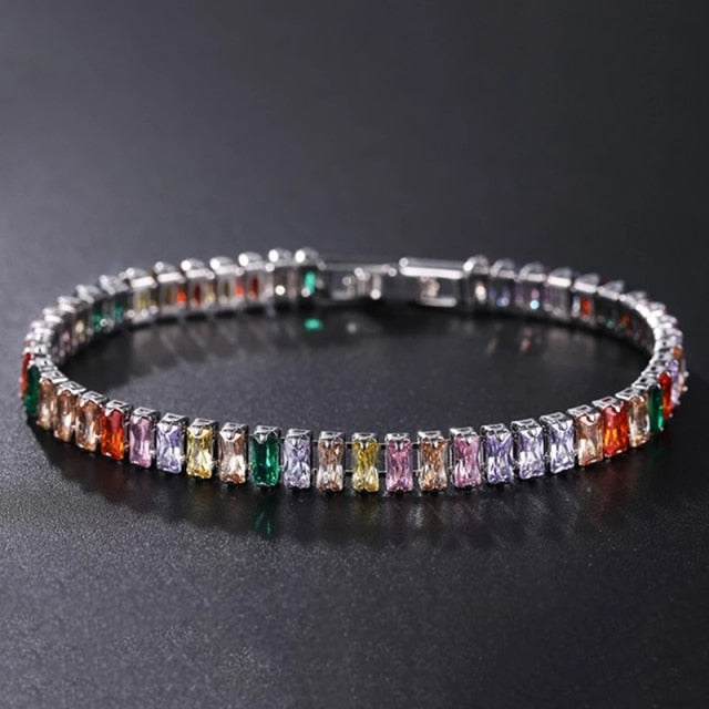 Armband mit bunten Edelsteinen, Silber, funkelnd, modisch, Schmuck für Damen, Geschenkidee.