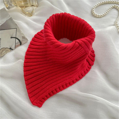 Roter Strickschal aus Wolle, modisches Accessoire, warm, elegant, Damenmode, Herbst/Winter.