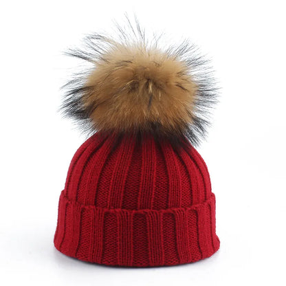 Rote Strickmütze mit Kunstfellbommel, Wintermode, warme Accessoires, Damenbekleidung.