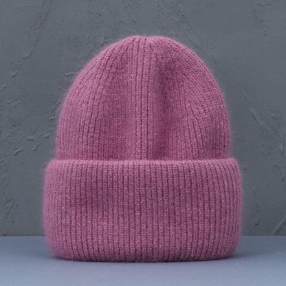 Rosa Strickmütze aus Wolle, warm und weich, ideal für Wintermode und Outdoor-Aktivitäten.