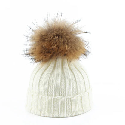 Weiße Strickmütze mit braunem Kunstfellbommel, Wintermode Accessoire.