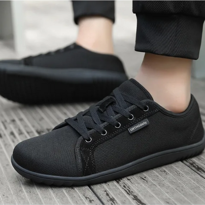 Schwarzer Sneaker aus Stoff, flache Sohle, lässig, unisex, ideal für Alltag und Freizeit.